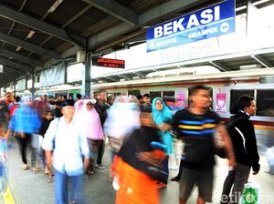 Ada Pemeliharaan Sistem Ticketing KRL, 3 Stasiun Ini Antre