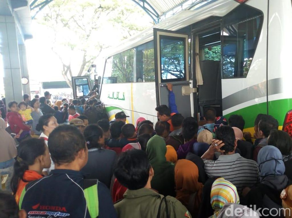 Armada Bus Kurang, Ribuan Pemudik Menumpuk di Terminal Ponorogo