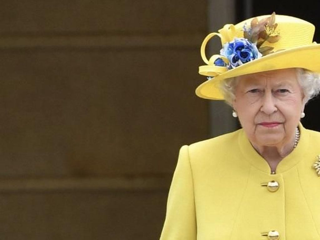 Mengapa Ratu Elizabeth Selalu Menggunakan Sarung Tangan? Mengapa Ratu Elizabeth Selalu Menggunakan Sarung Tangan?
