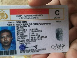 Asyik Selfie, Wisatawan Digulung Ombak Pantai di Tulungagung