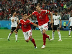 Artem Dzyuba (Rusia). Dzyuba mencetak gol lewat penalti saat Rusia bertemu Spanyol di babak 16 besar. Dia juga merupakan top skorer Rusia dengan tiga gol dan satu assist. Dzyuba akan jadi harapan publik tuan rumah saat melawan Kroasia, Minggu (8/7) dini hari WIB. Foto: Pilar Olivares/Reuters