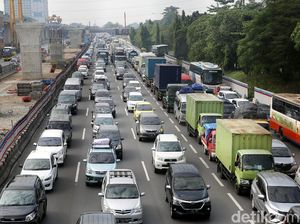 Ada Truk Trailer Terbalik, Tol Jakarta Arah Cikampek Macet 5 Km