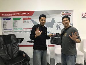 Posko Wuling di Palimanan Bagi-bagi e-Toll Gratis Rp 100 Ribu