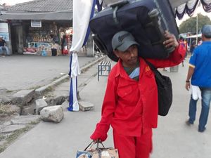 Mudik di Pelabuhan Merak Lancar, Pendapatan Porter Berkurang