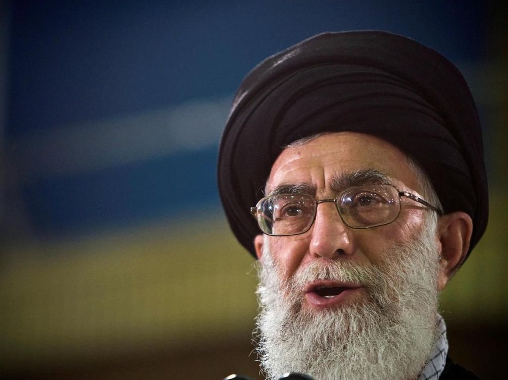 TV Pemerintah Iran Diretas, Muncul Gambar Khamenei Dibidik Senjata