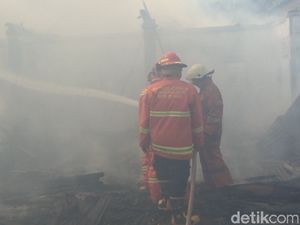 Kontrakan Terbakar di Jaktim, Penghuninya Sedang Pulang Kampung