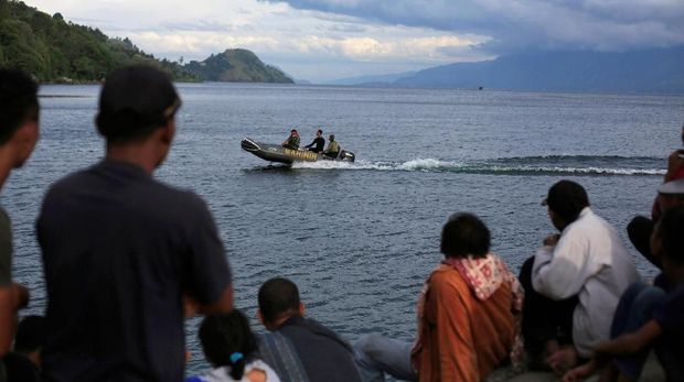 Keluarga korban kapal tenggelam di Danau Toba menunggu kabar, sementara Tim SAR masih terus mencari mereka yang hilang.