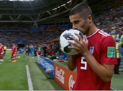 Meme-meme Kocak Lemparan ke Dalam Milad Mohammadi yang Tak Biasa