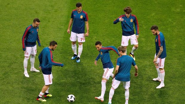 Suasana pemain Spanyol saat pemanasan jelang laga. (