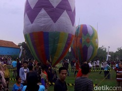 Meriahnya Festival Balon Udara Tambat di Pekalongan