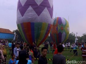 Meriahnya Festival Balon Udara Tambat di Pekalongan Meriahnya Festival Balon Udara Tambat di Pekalongan