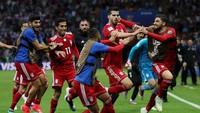Pemain Iran, bahkan yang duduk di bangku cadangan, berhamburan ke lapangan saking senangnya bisa menyamakan skor. (Foto: Julian Finney/Getty Images)
