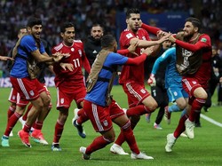 Pemain Iran, bahkan yang duduk di bangku cadangan, berhamburan ke lapangan saking senangnya bisa menyamakan skor. (Foto: Julian Finney/Getty Images)