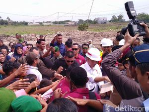 Jokowi Bagi-bagi Kain Batik ke Warga Sekitar Bandara Soetta