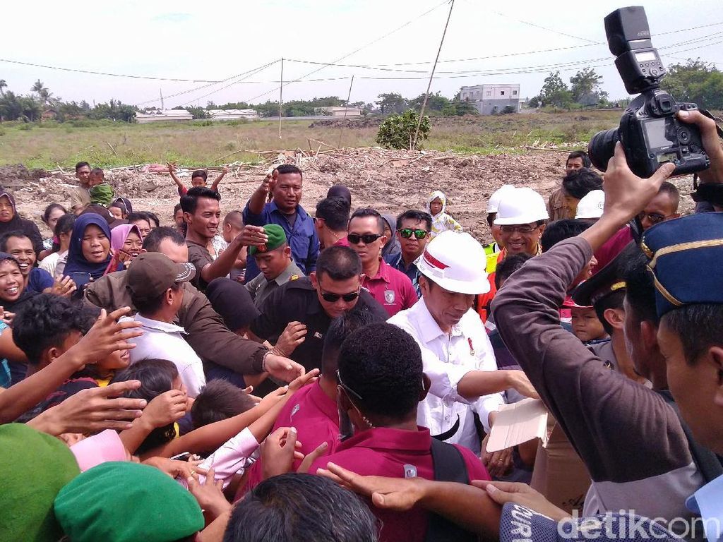 Jokowi Bagi-bagi Kain Batik ke Warga Sekitar Bandara Soetta Jokowi Bagi-bagi Kain Batik ke Warga Sekitar Bandara Soetta