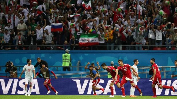 Pemain dan suporter Iran sempat berselebrasi setelah membobol gawang Spanyol.
