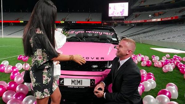 Pria Ini Lamar Kekasih dengan Range Rover Pink