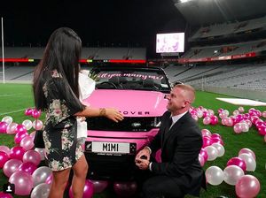 Pria Ini Lamar Kekasih dengan Range Rover Pink