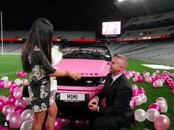 Romantis, Pria Ini Lamar Kekasihnya Pakai Mobil Pink