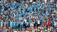 Fans Uruguay terus memberikan dukungan untuk tim kesayangannya. Reuters/Carlos Garcia Rawlins.