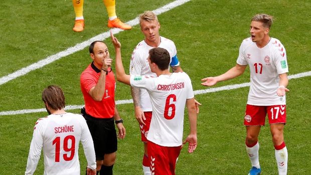 Wasit Antonio Mateu ketika memberi penalti untuk Australia.