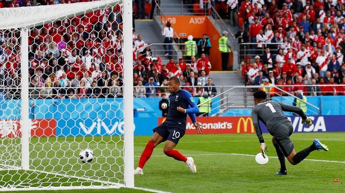 Kylian Mbappe membawa Prancis unggul 1-0 atas Peru di babak pertama laga kedua Grup C Piala Dunia 2018. (Foto: Jason Cairnduff/Reuters) Kylian Mbappe membawa Prancis unggul 1-0 atas Peru di babak pertama laga kedua Grup C Piala Dunia 2018. (Foto: Jason Cairnduff/Reuters)