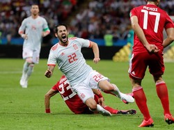 Iran tampil keras dalam upayanya menahan gempuran Spanyol. Isco sebagai motor serangan La Furia Roja banyak dilanggar dini hari tadi. (Foto: REUTERS/Toru Hanai)