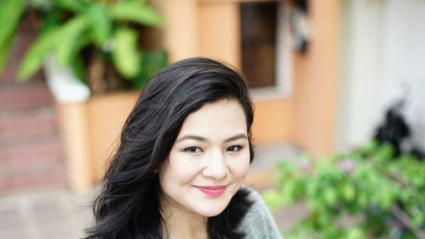 Jadi Hot Mama, Artis Eriska Rein Tetap Pose Cantik Saat Kulineran