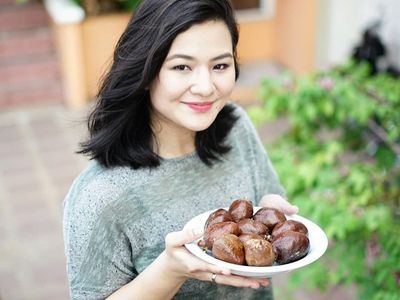 Jadi Hot Mama, Artis Eriska Rein Tetap Pose Cantik Saat Kulineran
