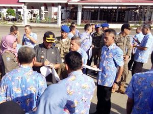 Hari Pertama Kerja, Bupati Maros Cek Absensi ASN Usai Apel