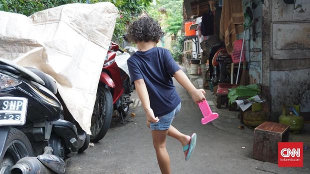 Anak-anak di Gang Langgar Kemang kekurangan tempat bermain.