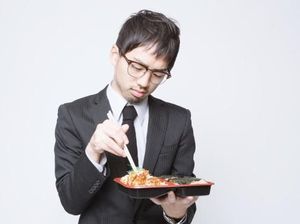 Keluar Kantor Beli Makan, Karyawan Ini Disuruh Minta Maaf di TV Keluar Kantor Beli Makan, Karyawan Ini Disuruh Minta Maaf di TV