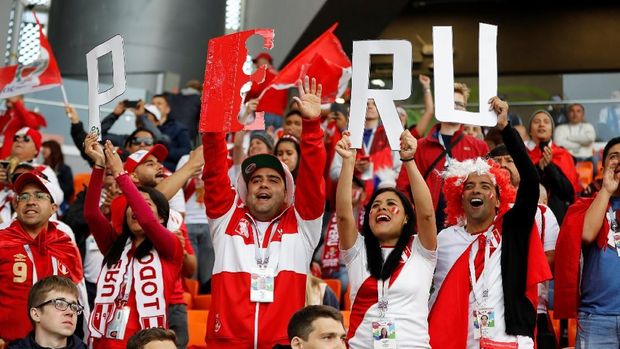 Para pendukung Peru memberikan dukungan agar tim mereka tampil termotivasi lawan tim kuat Prancis. (