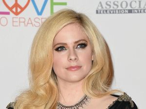 Menanti Momen Comeback Avril Lavigne di Lagu Head Above Water Menanti Momen Comeback Avril Lavigne di Lagu Head Above Water