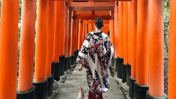 Foto: Gaya Traveling Top Model Rusia, Vlada Roslyakova