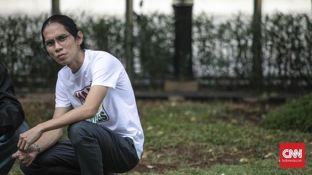 Angga Dwimas Sasongko Sineas Angga Dwimas Sasongko bersama sejumlah aktifis pro demokrasi yang mendaftarkan Pengujian Undang-Undang No.7 Tahun 2017 tentang Pemilihan Umum, membentangkan spanduk seusai melengkapi syarat gugatan di Mahkamah Konstitusi (MK),Jakarta, Kamis (21/6). Mereka meminta MK untuk menghapus ambang batas pencalonan presiden dan wakil presiden dalam Pilpres 2018 mendatang.