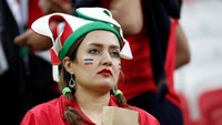 Pendukung Iran tampak kecewa setelah negaranya dikalahkan Spanyol. Reuters/Toru Hanai.