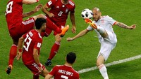 Iran menumpuk banyak pemainnya di wilayah sendiri, yang membuat gawangnya sulit dibobol. Ini salah satu momen di mana gelandang Spanyol David Silva melepaskan tendangan akrobatik di depan gawang Iran pada babak pertama. (Foto: John Sibley/Reuters)