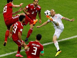 Iran menumpuk banyak pemainnya di wilayah sendiri, yang membuat gawangnya sulit dibobol. Ini salah satu momen di mana gelandang Spanyol David Silva melepaskan tendangan akrobatik di depan gawang Iran pada babak pertama. (Foto: John Sibley/Reuters)