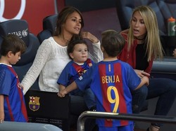 Suarez sekaligus mengatakan ada momen lain yang juga amat membahagiakan. Istrinya, Sofia tengah hamil anak ketiga.  So, sweet ya! (LLUIS GENE/AFP)