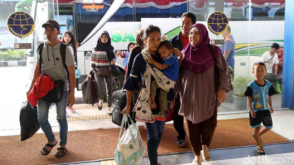 24.196 Pemudik Tiba di Terminal Pulo Gebang 24.196 Pemudik Tiba di Terminal Pulo Gebang