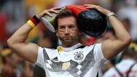 Ekspresi kecewa pendukung Jerman setelah negaranya dikalahkan Meksiko. Reuters/Carl Recine.