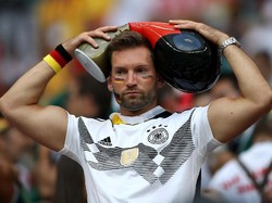 Ekspresi kecewa pendukung Jerman setelah negaranya dikalahkan Meksiko. Reuters/Carl Recine.