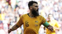 Mile Jedinak. Meski berjasa membawa Aston Villa promosi ke Premier League musim ini, peran Jedinak di Villa semakin tergusur. Pada akhir musim lalu, manajemen Villa memutuskan tak memperpanjang kontraknya. (REUTERS/Toru Hanai)
