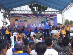 Berkaos Biru, AHY Jadi Jurkam Paslon Cabup Madiun
