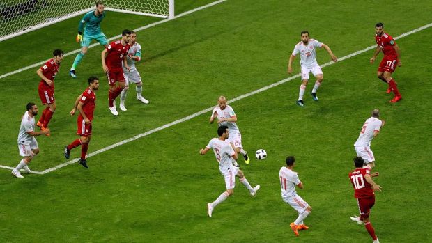 Tendangan Karim Ansarifard nyaris membobol gawang timnas Spanyol. (