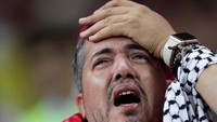 Pendukung Tunisia tak kuasa menahan airmata saat negaranya dikalahkan Inggris dengan skor 1-2. Reuters/Ueslei Marcelino.