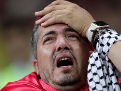 Pendukung Tunisia tak kuasa menahan airmata saat negaranya dikalahkan Inggris dengan skor 1-2. Reuters/Ueslei Marcelino.