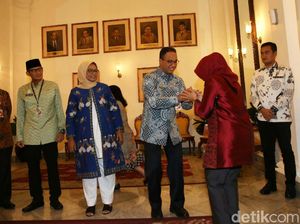 Foto: Pegawai Pemprov Antre Salaman dengan Anies-Sandi