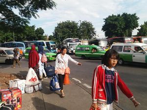 Puncak Arus Balik, Pemudik Padati Terminal Kalideres